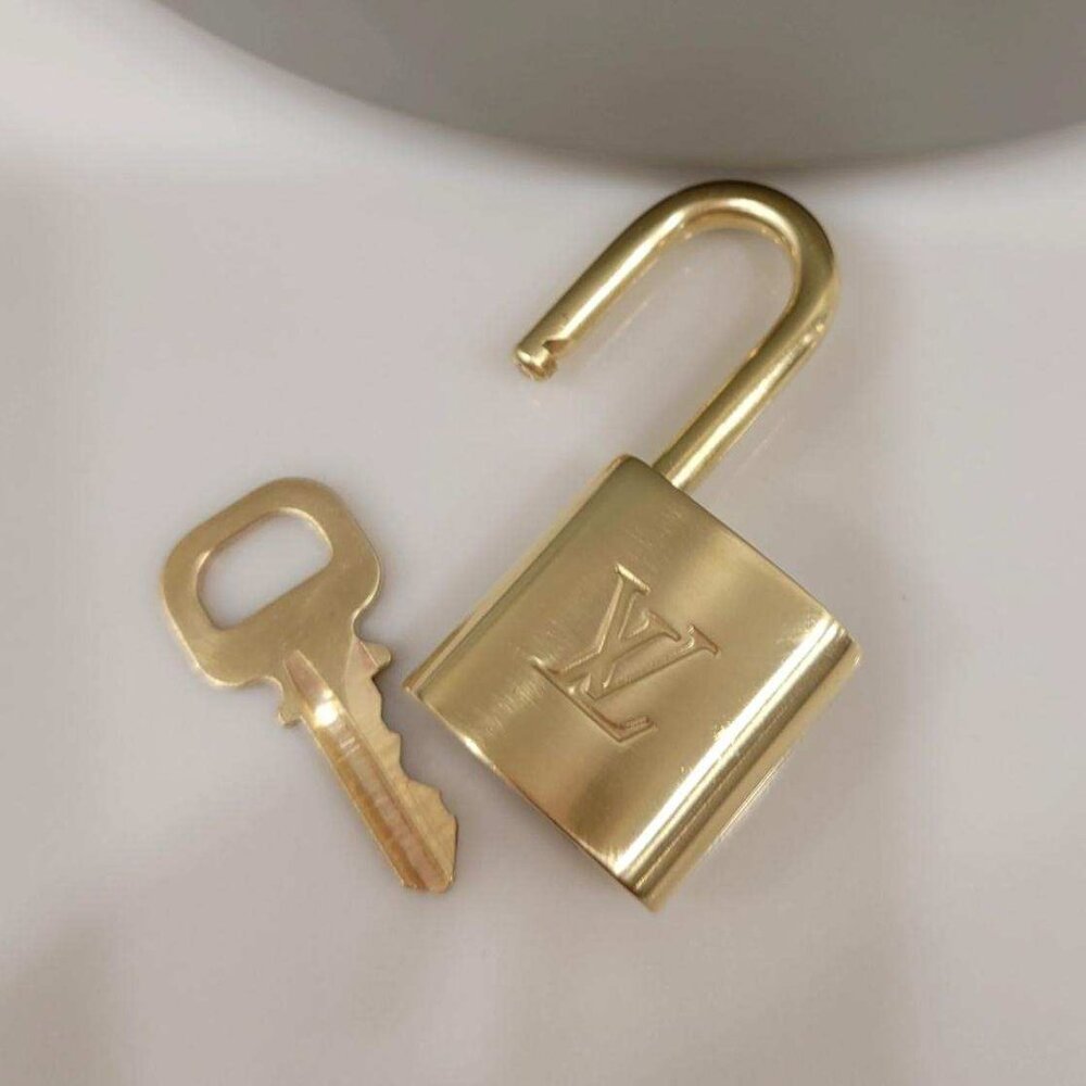 BEAUTIFUL 💯 Authentic Louis Vuitton Padlock and Key Gold Brass